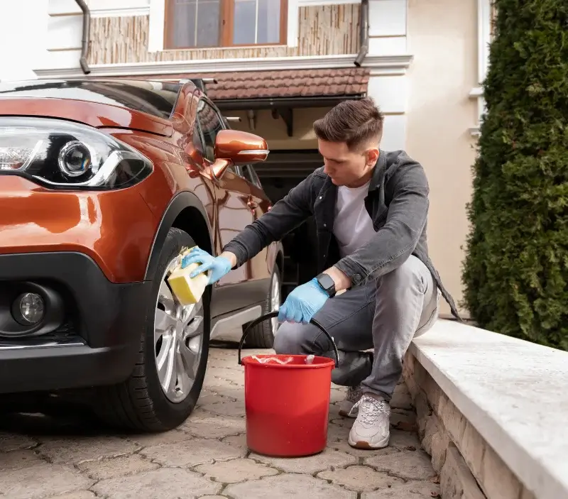 Lavage auto à domicile Menat : professionnel intervenant sur un véhicule